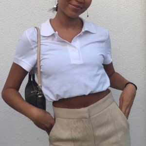 Piké  - Assnygg vit pikétröja från weekday🤍🤍 (har vikt in den på bilderna!!) storlek S✨ aldrig använd, prislappen finns kvar!🤎🤎 