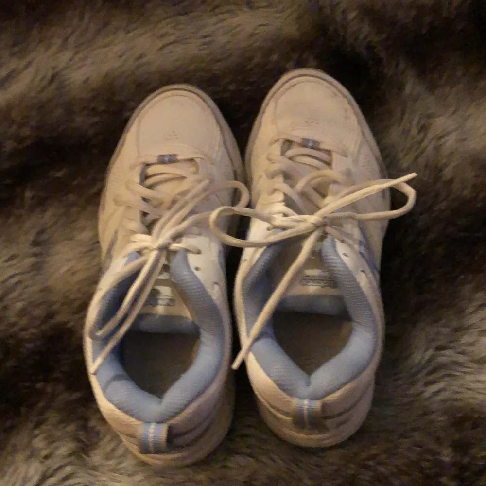 Ett par vita new balance skor i ett fint skick. Använda några gånger. Köpare står för frakt. Buda gärna. Orginalpris 400. Accessoarer.