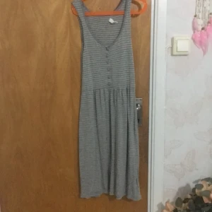 Klänning  - Barn kläning har aldrig använd kläningen jätte snyg men för liten 