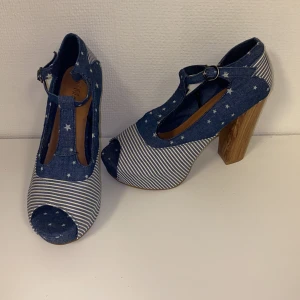 Klacksko i jeansimitation - Klackskor i jeansimitation som bara provats sedan legat i garderoben. Klackhöjd 12 cm, platå 3,5 cm. I princip nyskick. 