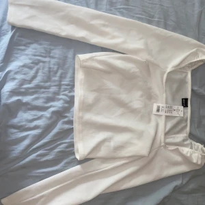 Blus - Säljer en helt oanvänd & ny tröja. Säljer för att den är för stor för mig❤️