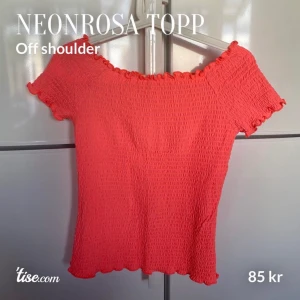 Neonrosa topp - En offshoulder topp från lindex färgen är lite missvisande men den är neonrosa. Den är i toppenskick och frakten ingår ! 🦋 den är i strl 158/164 men är som xs-s beroende på hur man vill att den ska sitta. 