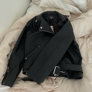 Oversized skinnjacka - Säljer min oanvända, Oversized skinnjacka från Missguided. Slutsåld överallt. Storlek S. Helt ny! 💕 Frakt tillkommer! Bud i kommentarer! 💕