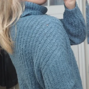 Blå tröja - Blå stickad polo tröja. Jätte skönt och perfekt nu till vintern. Kan mötas upp i sthlm eller så står köparen för frakt!