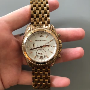 Klocka MK-5836 - Klocka från Michael kors, modell mk-5836. Dam, rosé. Lossnat en liten detalj i urtavlan vid ”11”. Behöver nya batterier. 