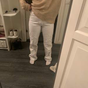 Super fina vita oversized Zara jeans i storlek 34, super fint skick och knappt använda!