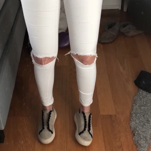 Sjukt snygga vita jeans - Säljer dessa sjuukt snygga vita jeans som sitter som en smäck!! Tyvärr lite små för mig men annars e dom sjukt fina. Storlek xs/s alltså 32/34/36. 100 kr + frakt