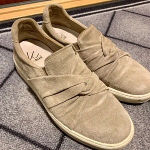 K cobler skor  - Beiga supersnygga K Cobler skor i bra skick! Storlek 38 men passar 38/39 💗 köpta för 1200 men säljer för 100kr+frakt 