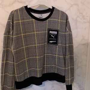 Cool sweatshirt - Cool sweatshirt från Asos endast använd 2 gånger. Fint skick. 200 kr inkl frakt. Bud vid snabb affär🪐✨