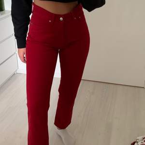 Coola mörkröda mom jeans från H&M, knappt använda! 💌  Köpta för 399, säljer för 69 kr. Bud/mötas upp eller skickas på post (+frakt då!) 💌