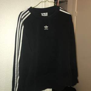 Adidas sweatshirt i jättefint skick!  Är xs men skulle säga att den är mer som en S. Frakt tillkommer på 65kr 