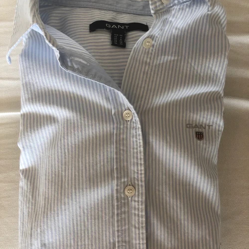 Blå/vit randig skjorta från Gant.  Storlek 34/ Small. Mycket bra skick, knappt använd. . Skjortor.