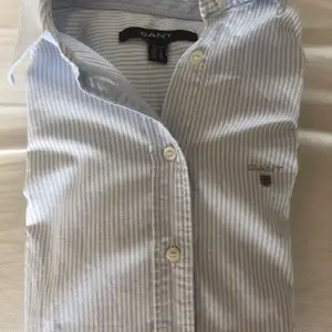 Blå/vit randig skjorta från Gant.  Storlek 34/ Small. Mycket bra skick, knappt använd. 