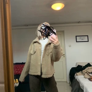 Teddy jacka - Säljer en Teddy jacka från Gina Tricot! Kan fraktas och mötas upp! Skriv om intresserad!