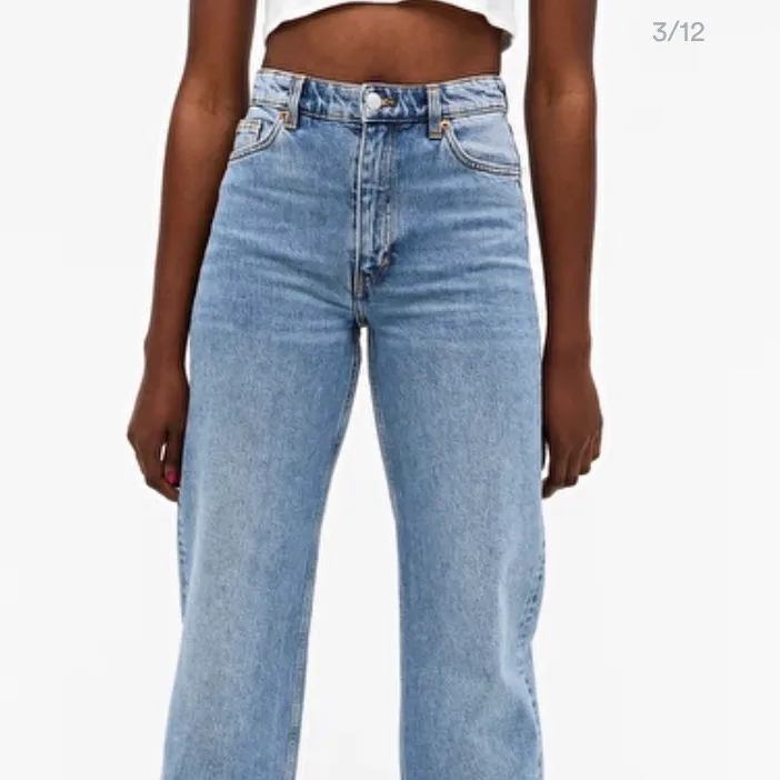 Säljer ett par Yoko jeans som knappt kommer till användning längre. Dem är i fint skick och knappt använda. Storlek 24 och har en bra passform. Skicka för fler bilder 200 + frakt. Jeans & Byxor.