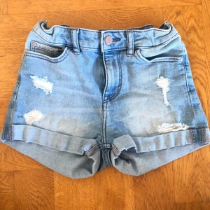 Jeans-shorts med revor - Korta jeans-shorts. Är i storlek 134, men kan passa xxs. Bra skick💛