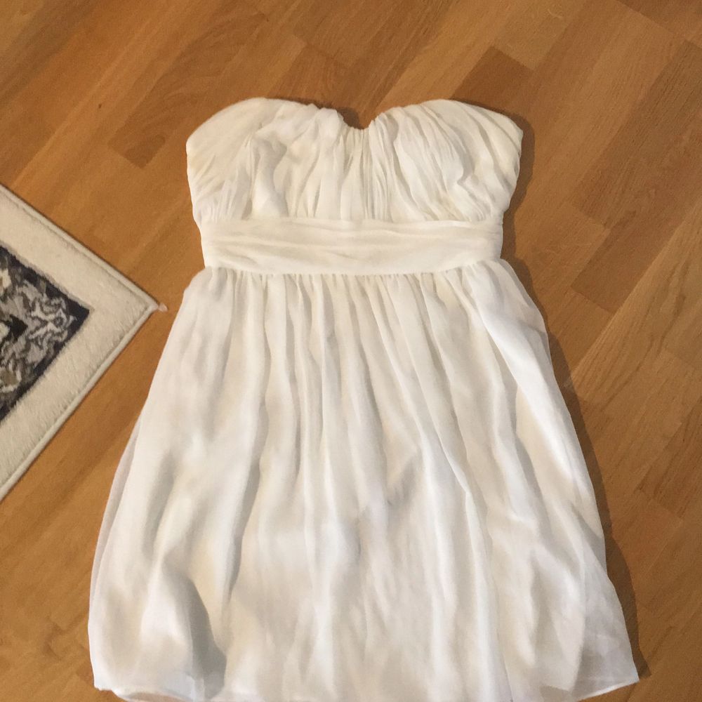 Vit fin klänning med snygga detaljer från Gina tricot strl 38. Använd en sommar men bra skick. Klänningar.