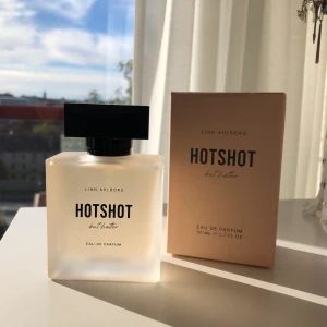 Linn Ahlborgs parfym - Hotshot but hotter - Säljer världens godaste parfym skapad av Linn Ahlborg som nu är slutsåld. Säljer denna pga köpte 2 och tyckte inte att den passade mig som person såpass bra att jag behöver två flaskor. Budgivning är det som gäller 🥰