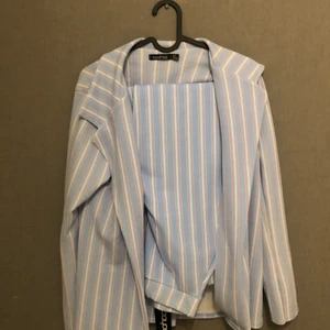 Fint randigt set - Fint randigt set från boohoo, endast testad storlek S. Det kan skickas ifall köpte betalar frakt.