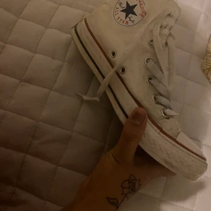 Convers - Vita convers storlek 37 (23.5cm) använt skick inte tvättade där av priset 