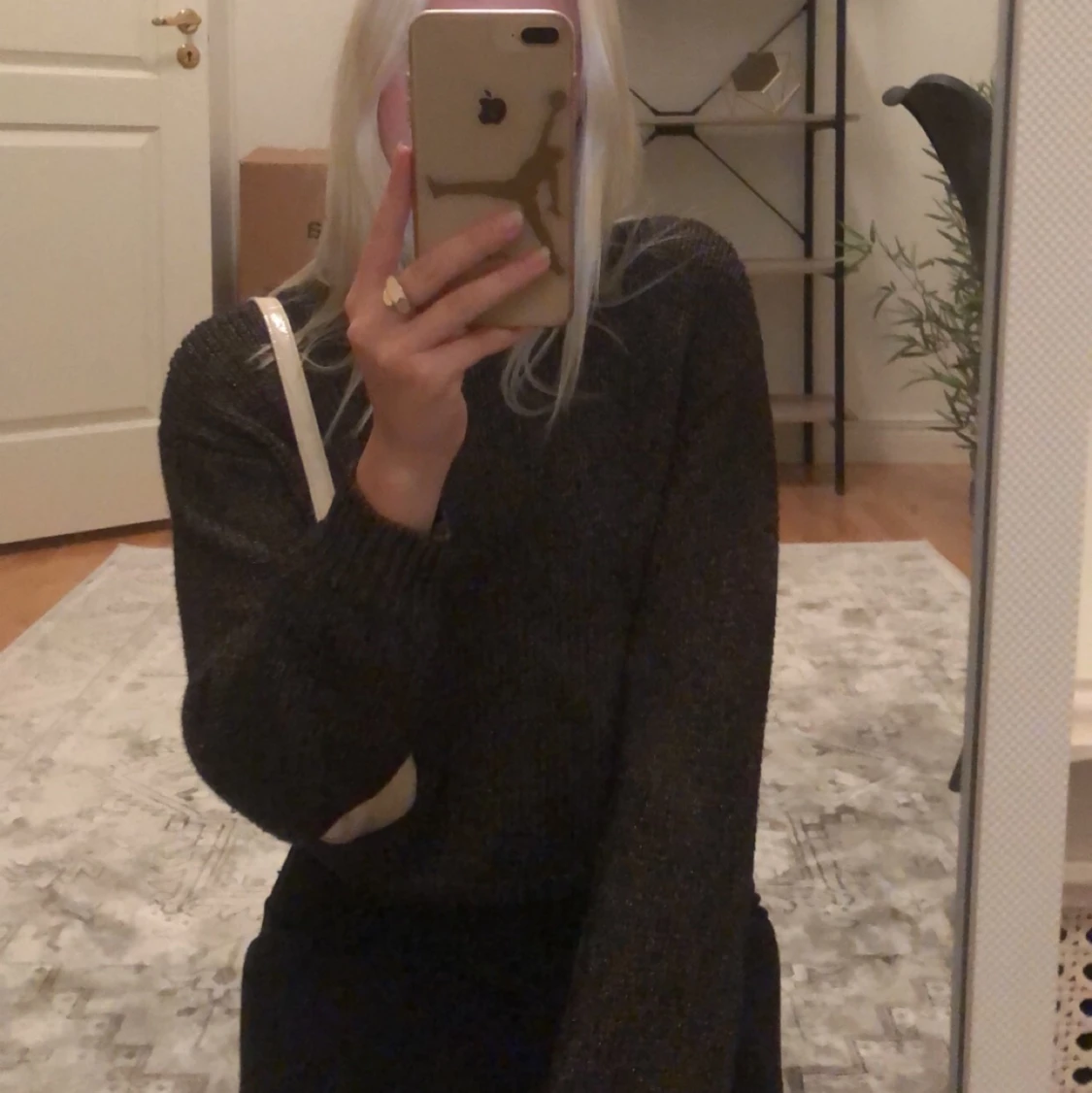 Glittrig tröja med hög krage