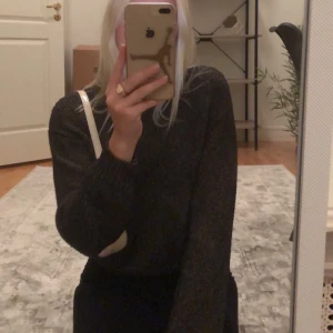 Glittrig tröja med hög krage - Jättefin guldglittrig tröja med krage. Knappt använd så den är i väldigt bra skick:)