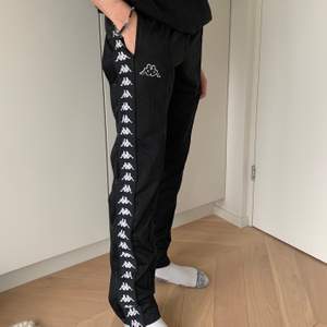 Säljer dessa svarta KAPPA tracksuit byxor i storlek S. Fint skick, använd fåtal gånger. Spårbar frakt tillkommer på 63 kr 