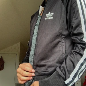 Adidas tröja - Svart adidas tröja. Den är skön att ha på sig och har fickor med dragkedja. Fri frakt!!