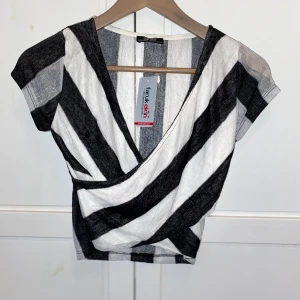 Randig tshirt - Randig söt croptop tshirt med omlott urringning från ”Next trend” i stl S. Helt oanvänd med prislappen kvar. Kampanj: KÖP TRE BETALA FÖR 2