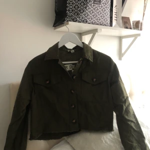 Grön jacka  - Använd ca 1 gång, köparen står för frakt