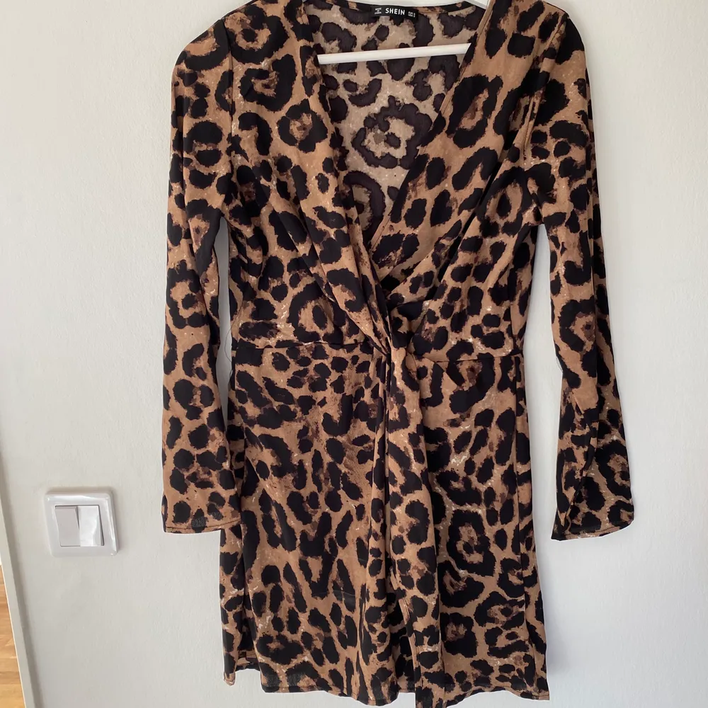 Leopardklänning från Shein. Köpte för lite mer än 1 år sedan och använd ca 2 gånger. Säljer för att jag inte använder den, inte min stil och har blivit lite för kort på mig (är 169 cm) Frakten som står där nere är vad jag gissar på att det kommer kosta. Klänningar.