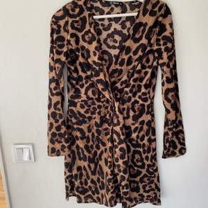 Leopardklänning från Shein. Köpte för lite mer än 1 år sedan och använd ca 2 gånger. Säljer för att jag inte använder den, inte min stil och har blivit lite för kort på mig (är 169 cm) Frakten som står där nere är vad jag gissar på att det kommer kosta
