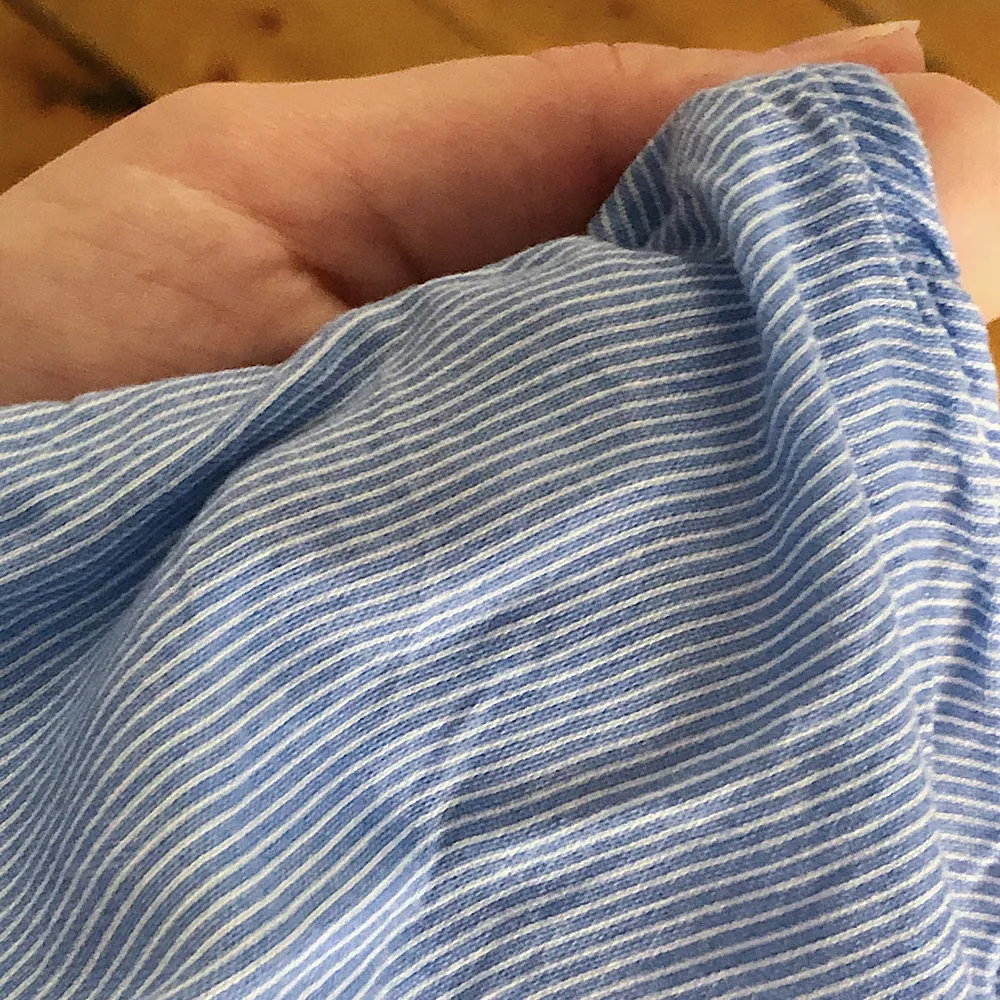 Fint blått randigt linne i stl S. Knappt använt så i bra skick, kan endast behöva strykas. Frakten ingår i priset 💙. Toppar.