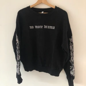Svart sweatshirt med rosor  - EJ TILLGÄNGLIG JUST NU En mysig sweatshirt med tryckta rosor på ärmarna och texten ”no more drama” broderat på bröstet. Frakten betalas av köparen. Skriv gärna om du har några frågor✨