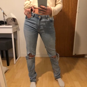 Snygga pösiga jeans från Hm.  - Hålen är självgjorda annars är dom bra skick. Inte så jätte använda och säljer pga av att dom inte kommer till användning. Säljer för 200kr + frakt.