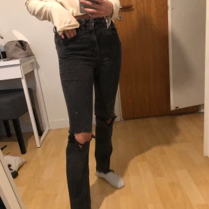 Svart/gråa jeans från H&M - Raka jeans från H&M som är lite mer gråa än vad bilden visar. Är hyfsat används där av priset. Storlek 27 men små i passformen. Säljer för 100kr + frakt. 