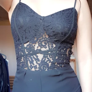 Spets byxdress - En spets byxdress från BiKBoK, använd en gång på en gala, men säljes flr den nästan spricker när jag sitter ner och för jag insett att byxdresser inte riktigt är min grej, strl XS, jag är 162cm och den är ner till fotknölarna på mig ungefär, nypris 600kr och nyskick, kontakta dm för mer bilder