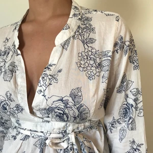 Blus/klänning - Hej!💕 Säljer denna nu när jag rensar, den går att använda som klänning om man är runt 165, jätte fin men den går lika och om nått bättre att använda som tröja/blus