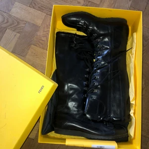FENDI BOOTS - Fendi boots, perfekta för hösten och funkar bra till alla outfits. Dessa är i fint skick och säljs endast mot ett bra pris! Buda från 2500kr. Skickad mot frakt eller mötas upp i Sthlm. Köpta i monte carlo