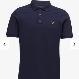 Lyle & Scott  - Säljer en jätte fin Lyle & Scott polo t-shirt i färgen marinblå. Den är helt oanvänd, prislappen sitter fortfarande kvar. Köptes för 600kr och säljer nu för 300kr, Storlek M, men passar även S. (Jag står ej för frakten)