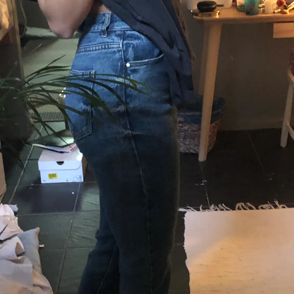 Säljer mima zara jeans pga att jag köpte fel storlek därmed väldigt bra skick! Lite för korta för mig (är 170). Jeans & Byxor.