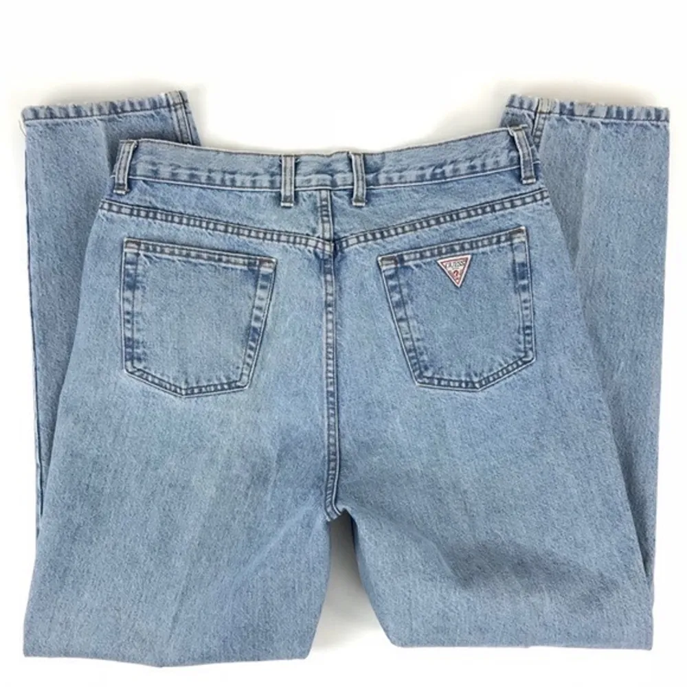 Vintage Guess Jeans i fint skick, som knappt är använda i mom jeans modell.. Jeans & Byxor.