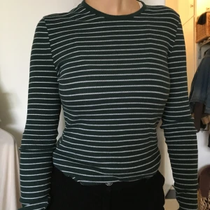 Randig tröja - Fin randig tröja från weekday.🦋