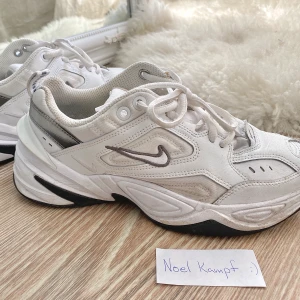 NIKE TEKNO M2K i 36,5 - (OBS min bild, ignorera lappen) Använt ett fåtal gånger, säljer för ett billigt pris då sulan är borttappad! 