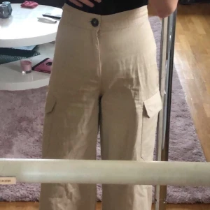Monki byxor, beige, size 34 - Ett par super snygga byxor från monki. Beigea hela vägen. Dom är super sköna o sitter fint över rumpan, liten runt midjan o stor runt anklarna. Har dock bara dom två fickorna på sidan. Passar bra till vardags men ändå när man vill lyxa till det. Bra skick. 70kr, köpare står för frakt 