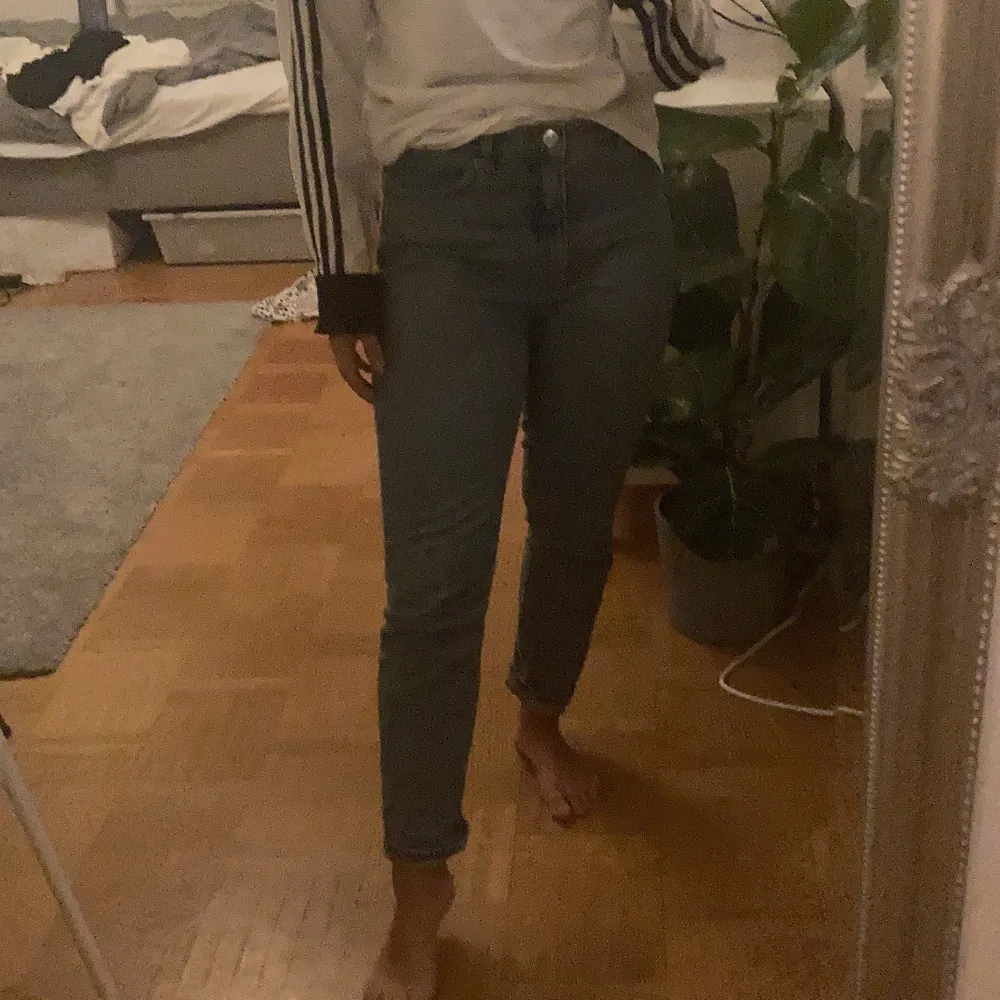 Monki mom jeans som tyvär inte kommer till användning längre. Dom är supersköna och sitter bra vid midjan. 165/74A💞. Jeans & Byxor.