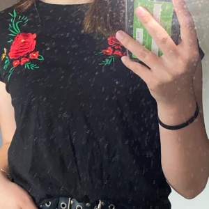 Blommig svart tröja - I fint skick