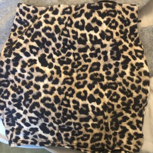 Leopard kjol - Storlek M men passar som S, lagom kort. Figurnära, använd ca 2-3 gånger Max.