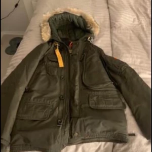 Parajumper right hand  - Säljer nu min parajumper right hand pga att har köpt en ny jacka 