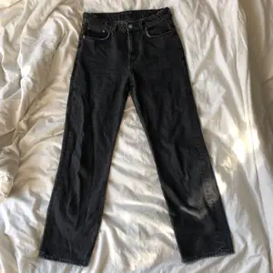 ?Gråa? Jeans från weekday i modellen voyage med måtten 27/30, lite slitningar i fickorna annars som nya!